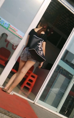 坐出租的时候拍到漂亮美眉