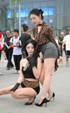 大白腿包臀裙