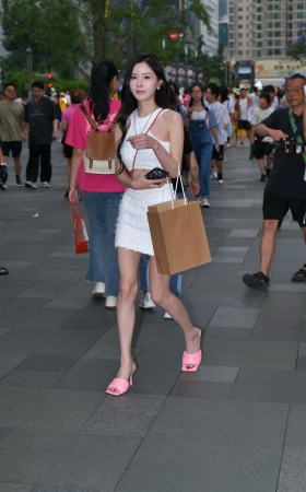 靓丽白短裙，粉色凉鞋美腿美女【图片➕视频】 [23P]