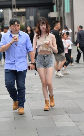 夏日美腿热裤女生