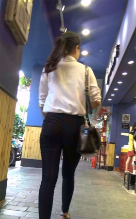 黑色紧身铅笔裤马尾辫姑娘