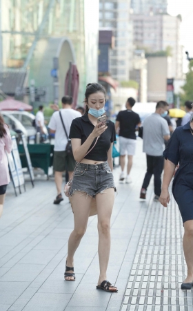 街拍马尾辫热裤小姐姐 [14P]