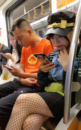 高跟美足标致的靓女