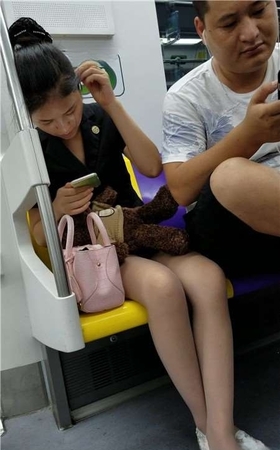 4K-地铁上拍摄极品肉丝美腿制服美女