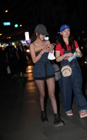 22511-9+95√黑丝抹胸女生