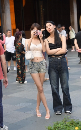 纤细美腿，热裤闺蜜