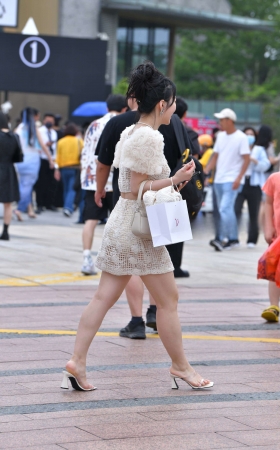 镂空短裙美腿姐姐 [23P]