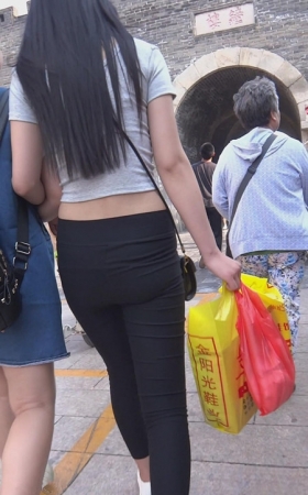黑色紧身裤气质美女