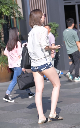短发妹子
