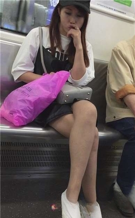 地铁上忧郁的美腿白鞋鸭舌帽美姐姐