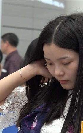 4K – 冰清玉洁紧身白裤玉足靓妞 [4.77 GB/MP4]
