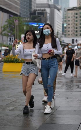 下雨天的紧牛美眉 [15P]