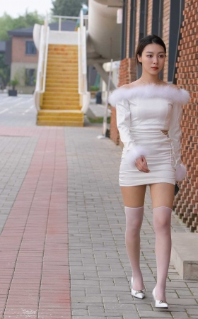 白裙美女 [42P]