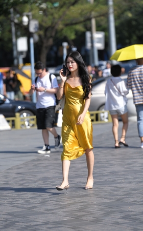 黄色长裙美女