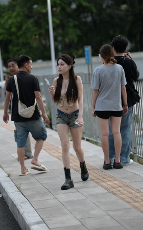 夏日大露背女生
