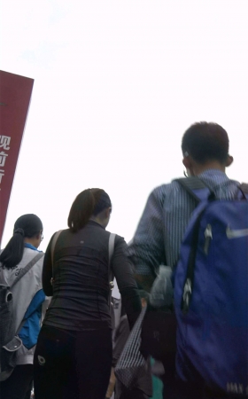 等公交车的美女小姐姐牛仔裤真够紧的