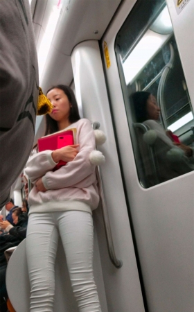 地铁上的苗条身材清秀小美女街拍紧身白裤