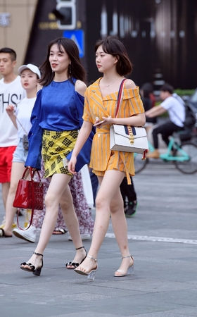 漂亮的短发美女