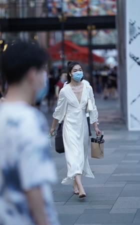 白裙V领小姐姐