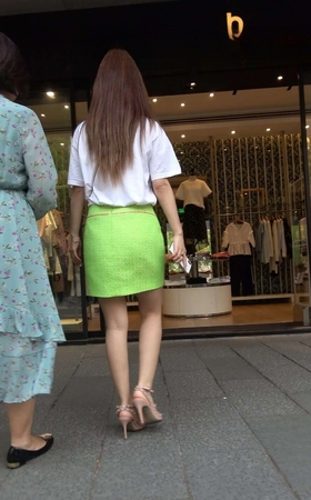 4K – 街拍陪母亲逛街的绿色群小姐姐 [2.14 GB/MP4]