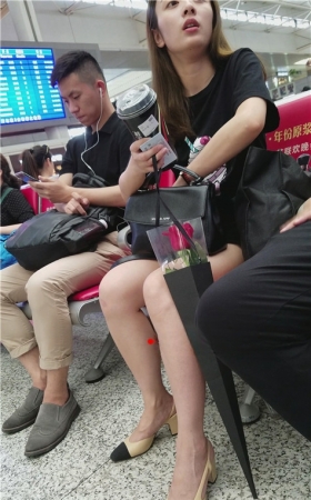 拿着玫瑰花的裸腿美女