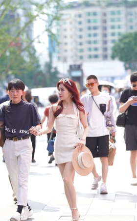 白皙小仙女 散发迷人的气质