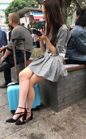 路边休息的高跟鞋美女