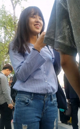 等公交车的蓝色牛仔裤美眉
