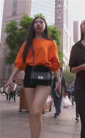 漂亮的黑色热裤小月牙美女
