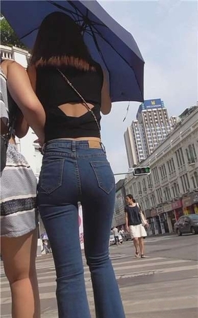 街拍性感的紧身牛仔裤宽臀美眉 [533 MB]