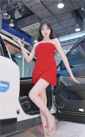 抹胸红裙美女