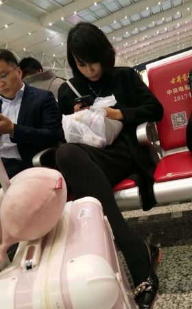 黑色系街拍丝袜MM低头玩手机