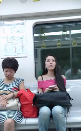 地铁上的牛子裤靓妹