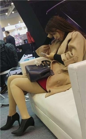 沙发上专心低头玩手机的肉丝袜美腿女神姐姐