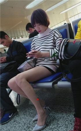 美腿短发妹子