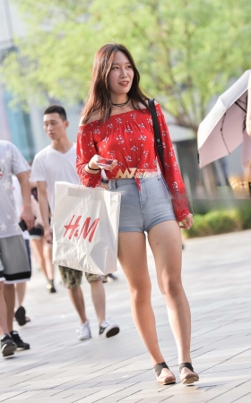 紧身牛仔短裤美眉 [22P]