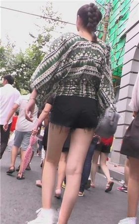 街拍黑色热裤美臀麻花辫美女 [2.69 GB]