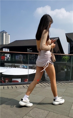 （视频）可爱热裤小妹