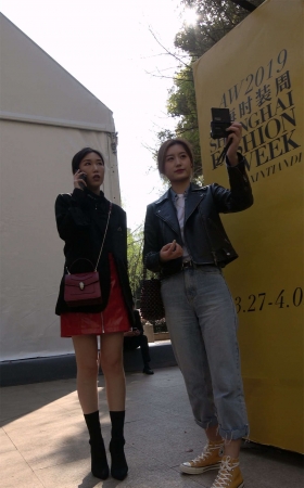 红色皮短裙短靴天生丽质美女