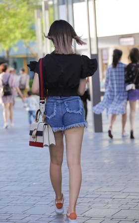 热裤小月牙美眉