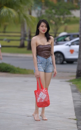[一始专区] 牛仔热裤美女 【图片➕视频】 [10P]