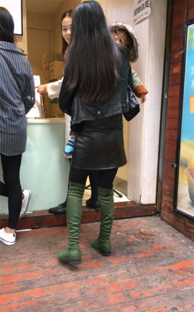 黑色皮短裙打底丝袜高靴长发美少妇
