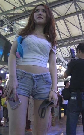 4k-颜值颇高的长腿牛仔热裤美女，热心的服务 [2.79 GB]