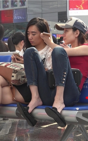 带着鸭舌帽的牛仔裤妹子