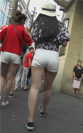 带着帽子的白色紧身热裤美女
