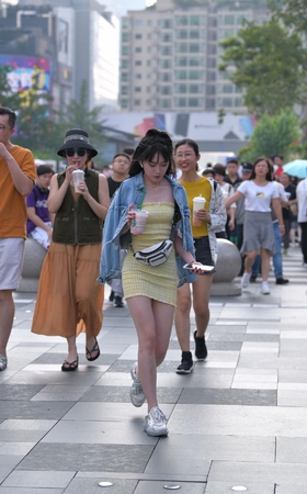 紧致包屯裙美眉