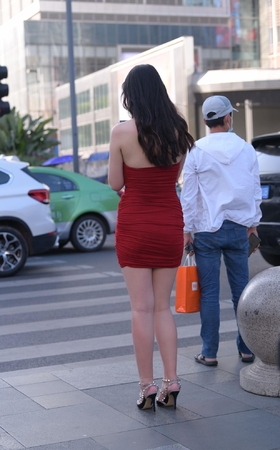 性感吊带裙小姐姐