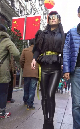街拍皮裤墨镜女逼格很高