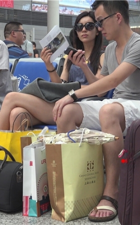 戴墨镜的美足妹子