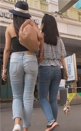 街拍蓝色牛仔裤美臀长腿小姐姐 [1.34 GB]